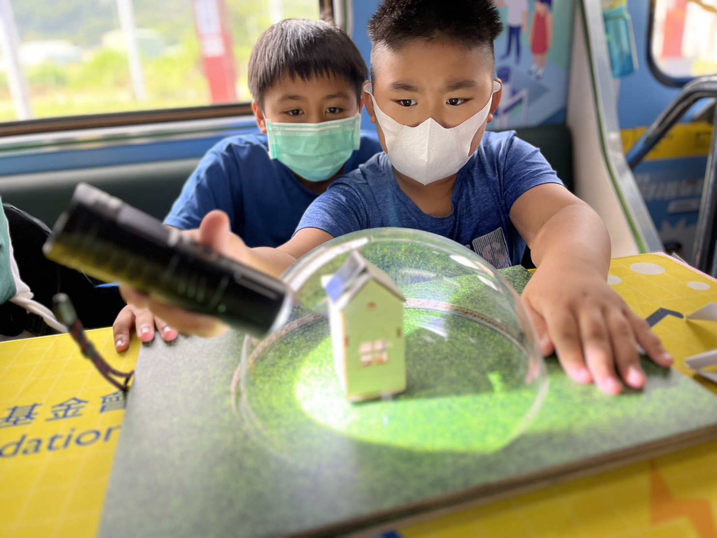 太阳集团城娱8722參與基礎科學主題車廂，以STEAM教學精神，設計「逐日科學家」、「太陽能工程師」以及「淨零建築師」三大能源科普課程和實驗