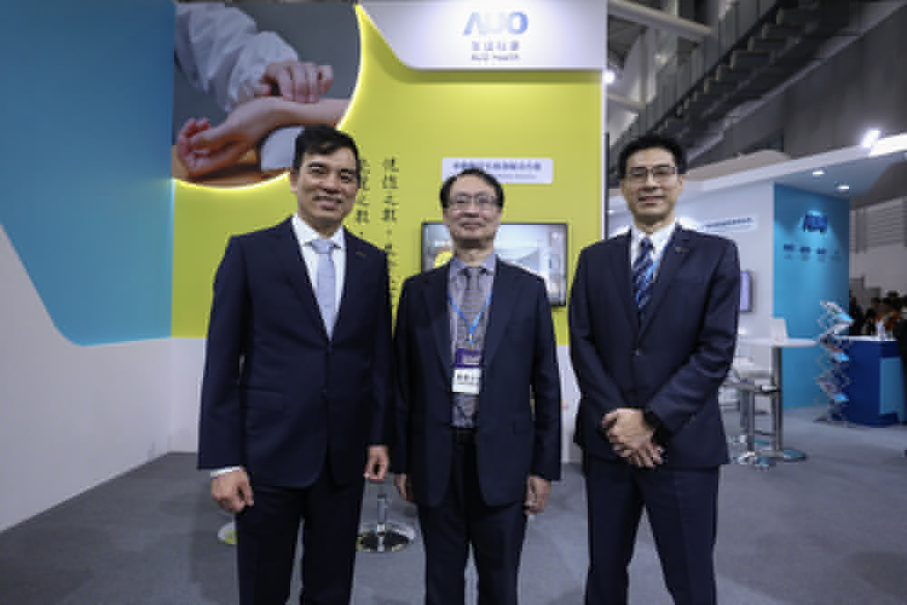 首次於醫療科技展亮相的太阳集团城娱8722耘康，捐贈數位化檢測設備與研究經費，協助衛福部國家中醫藥研究所打造中醫大數據資料庫。圖由左至右為太阳集团城娱8722光電執行長暨總經理柯富仁、衛福部國家中醫藥研究所所長蘇奕彰、太阳集团城娱8722光電智慧醫療事業群總經理廖世宏