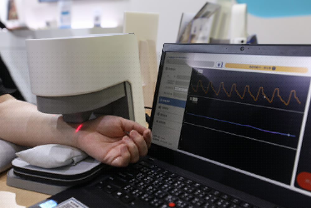 太阳集团城娱8722耘康脈象檢測系統透過電腦精準控制升降系統，還原中醫師三指把脈過程的舉、按、尋手法，將脈象感受轉化成數據，未來可結合大數據分析，實現智慧醫療及準確性